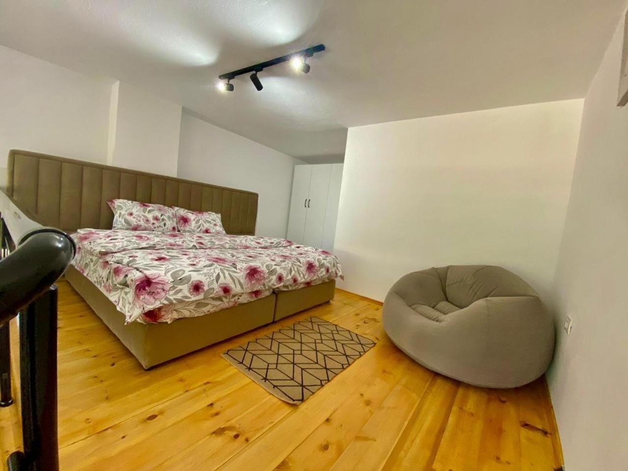 D&E Apartaments Tirana Esterno foto